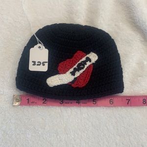 BLACK INFANT ‘MOM’ BEANIE